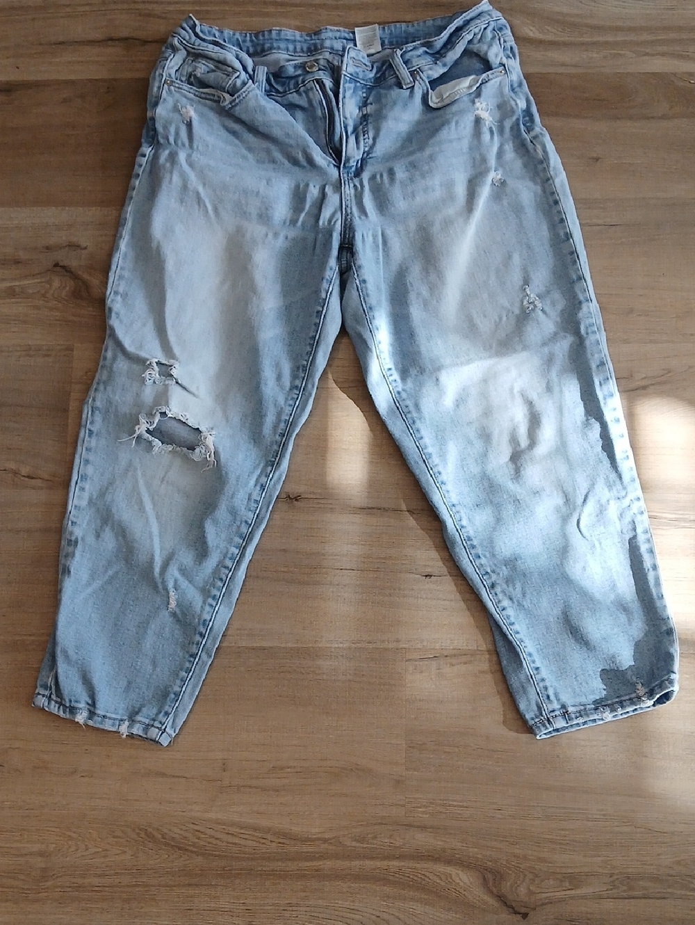 No Boundaries Light Wash Distressed Cropped Ankle Jeans